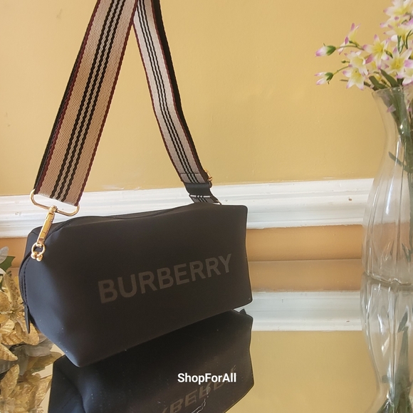 Burberry Pouch converted into to shoulder bag or cross body - Picture 9 of 11